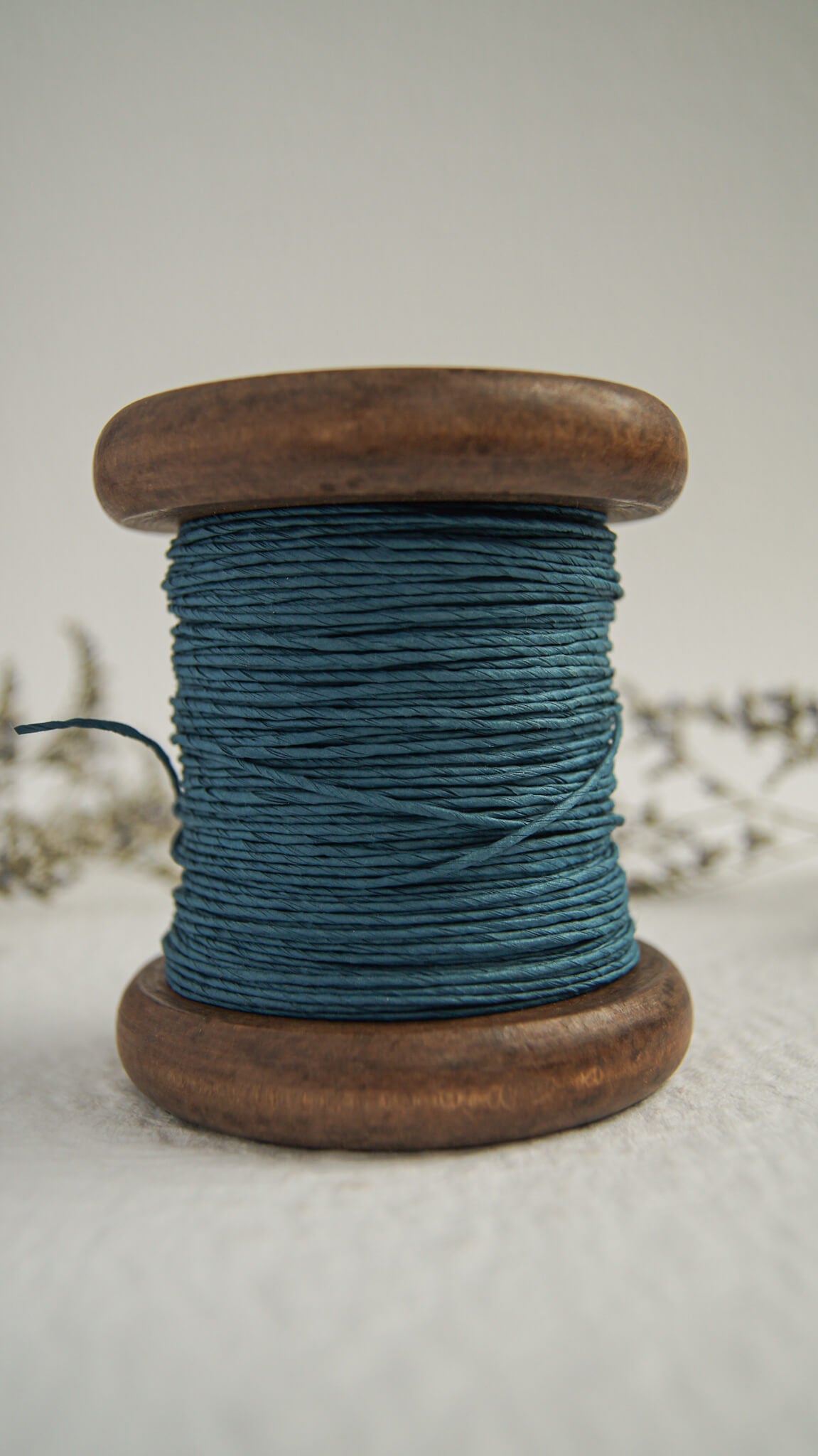 Fil de papier sur bobine de bois - paper yarn on wooden bobbin