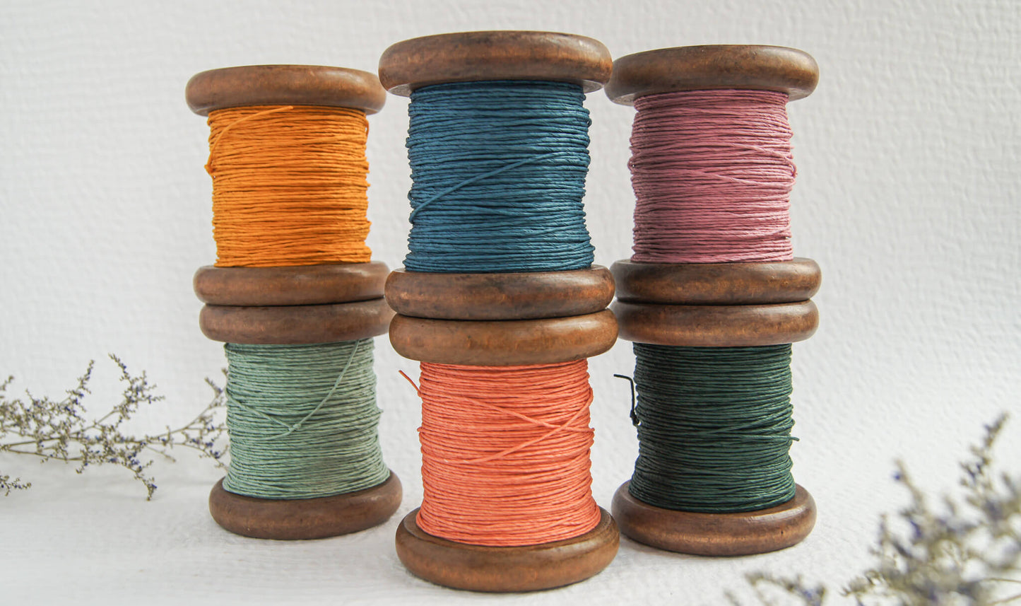 Fil de papier sur bobine de bois - paper yarn on wooden bobbin
