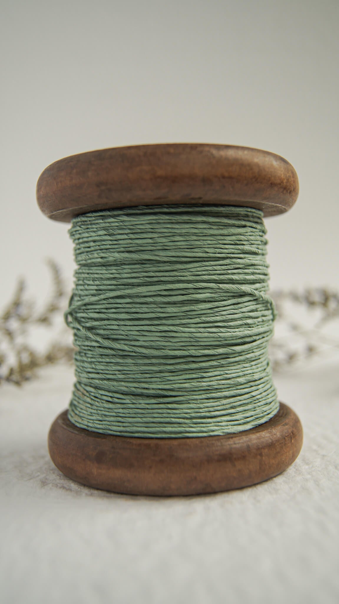 Fil de papier sur bobine de bois - paper yarn on wooden bobbin