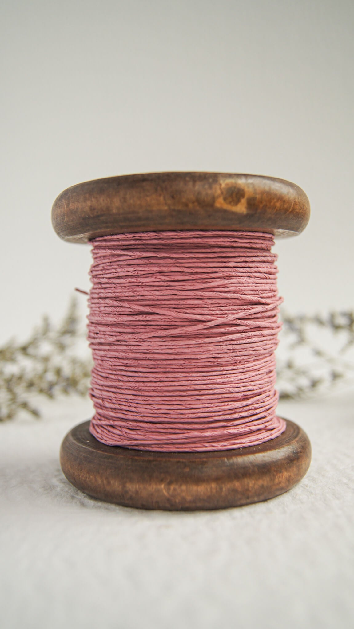 Fil de papier sur bobine de bois - paper yarn on wooden bobbin