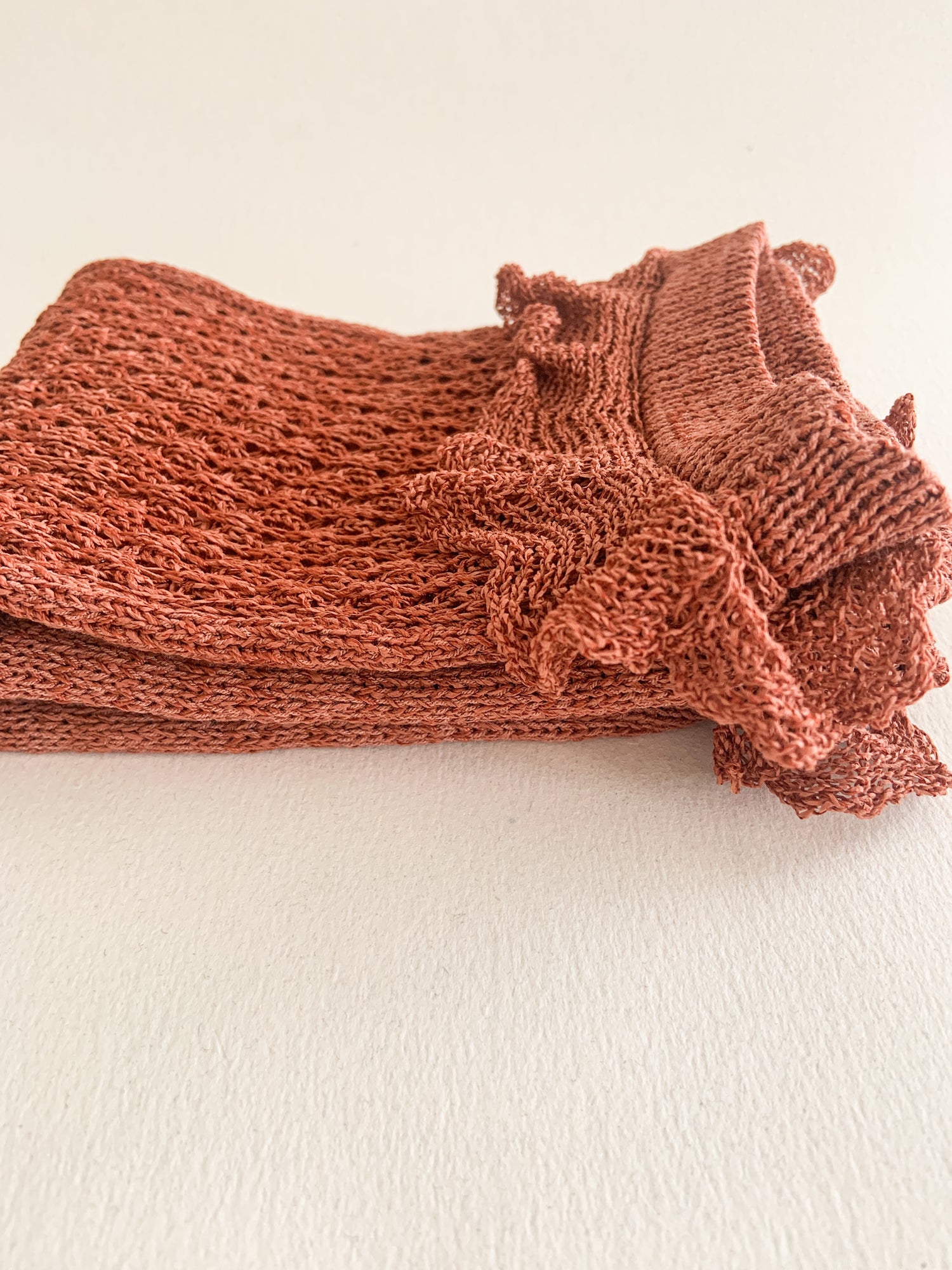 Chausettes tricotées à la machine à tricot, à partir d'un fil de papier. Fait-main.