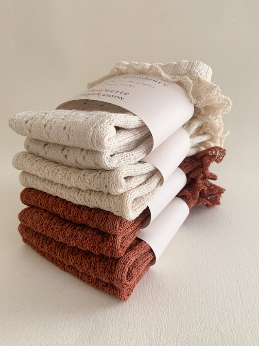 Chausettes tricotées à la machine à tricot, à partir d'un fil de papier. Fait-main.