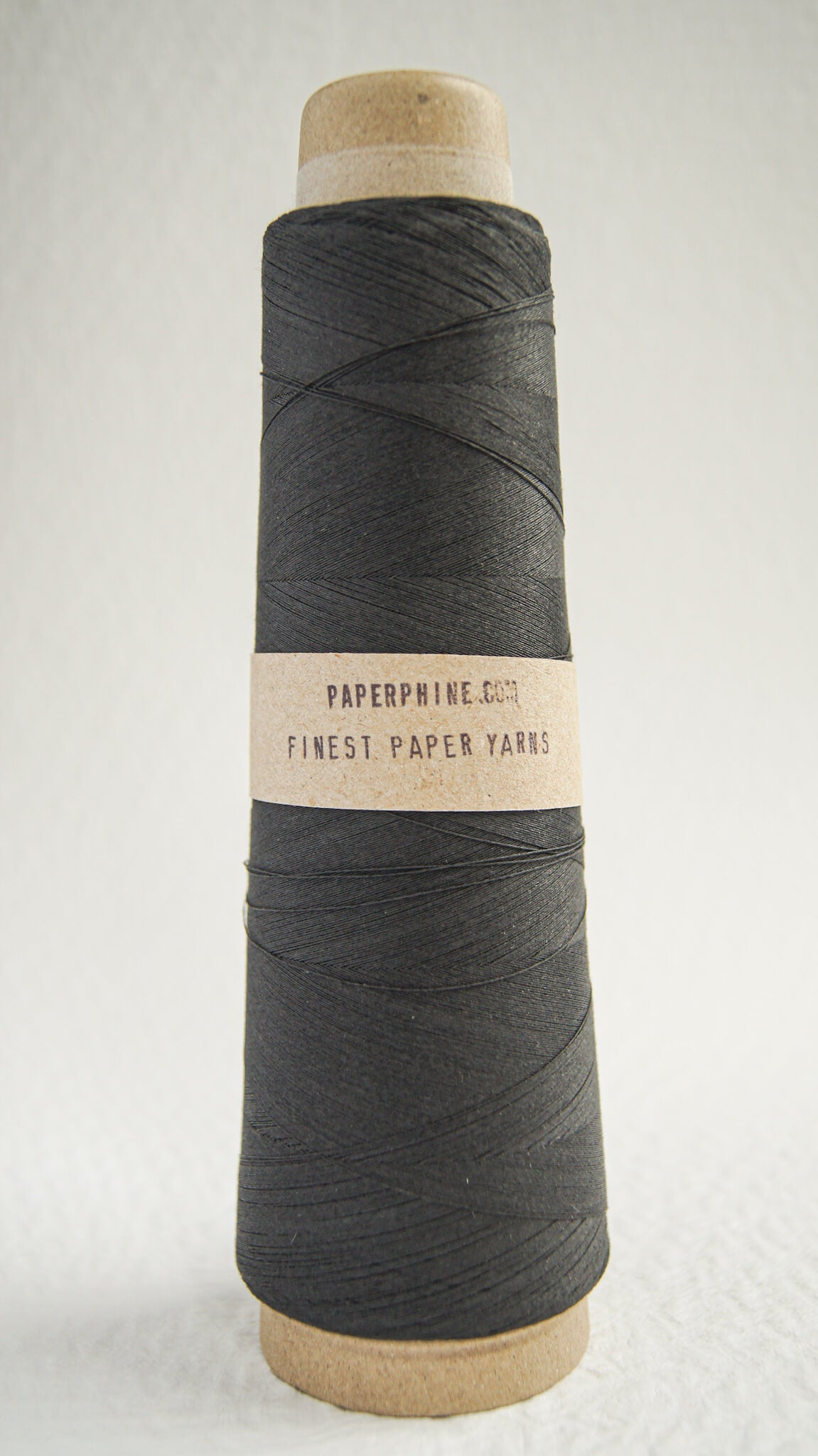 Fil de papier très fin Paperphine, pour tricot machine et tissage - Finest paper yarn on cone from Paperphine, for machine-knitting and weaving