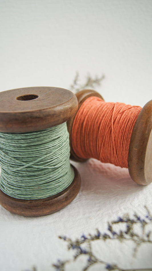 Fil de papier sur bobine de bois - paper yarn on wooden bobbin